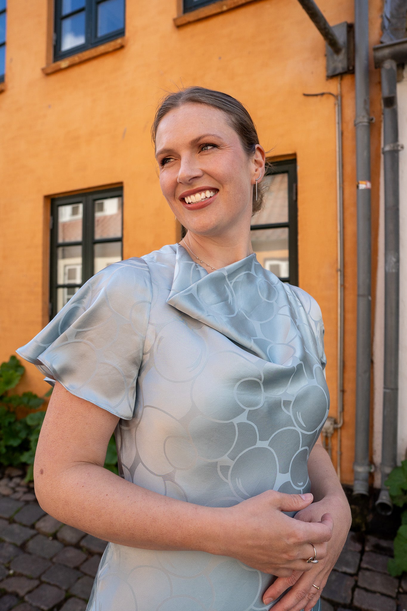 Skråskåret kjole, Tidsel
